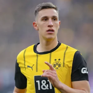 Borussia Dortmund Home Football Shirt 24/25 - Nico Schlotterbeck playing