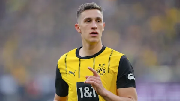 Borussia Dortmund Home Football Shirt 24/25 - Nico Schlotterbeck playing
