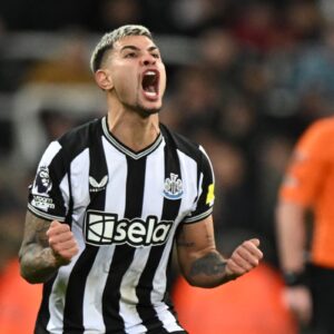 Newcastle United Home Football Shirt 24/25 - guimaraes playing